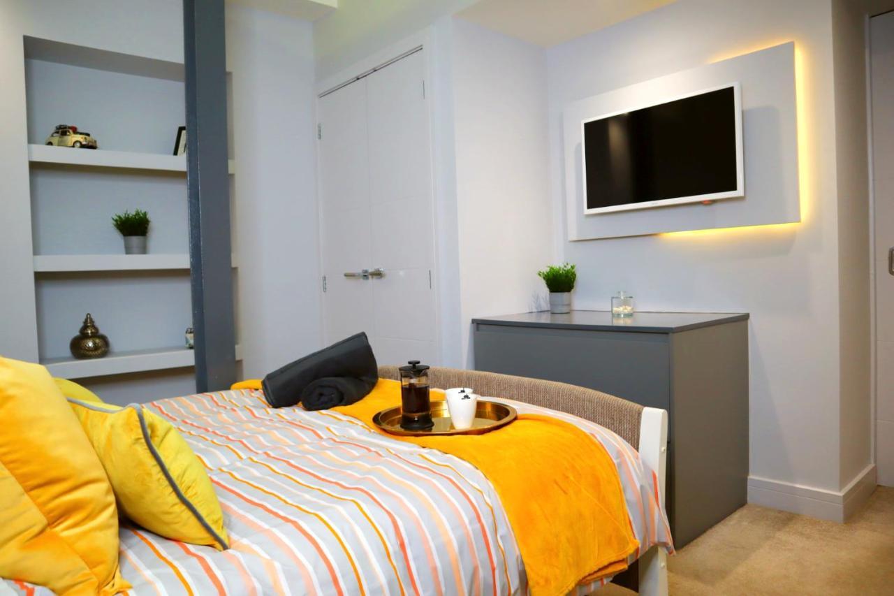 Trendy Urban Industrial Apartment - Great Location - Parking - Fast Wifi - Smart Tv - Beautiful 2 Double Bedroom Apartment Sleeps Up To 4! Μπόρνμουθ Εξωτερικό φωτογραφία