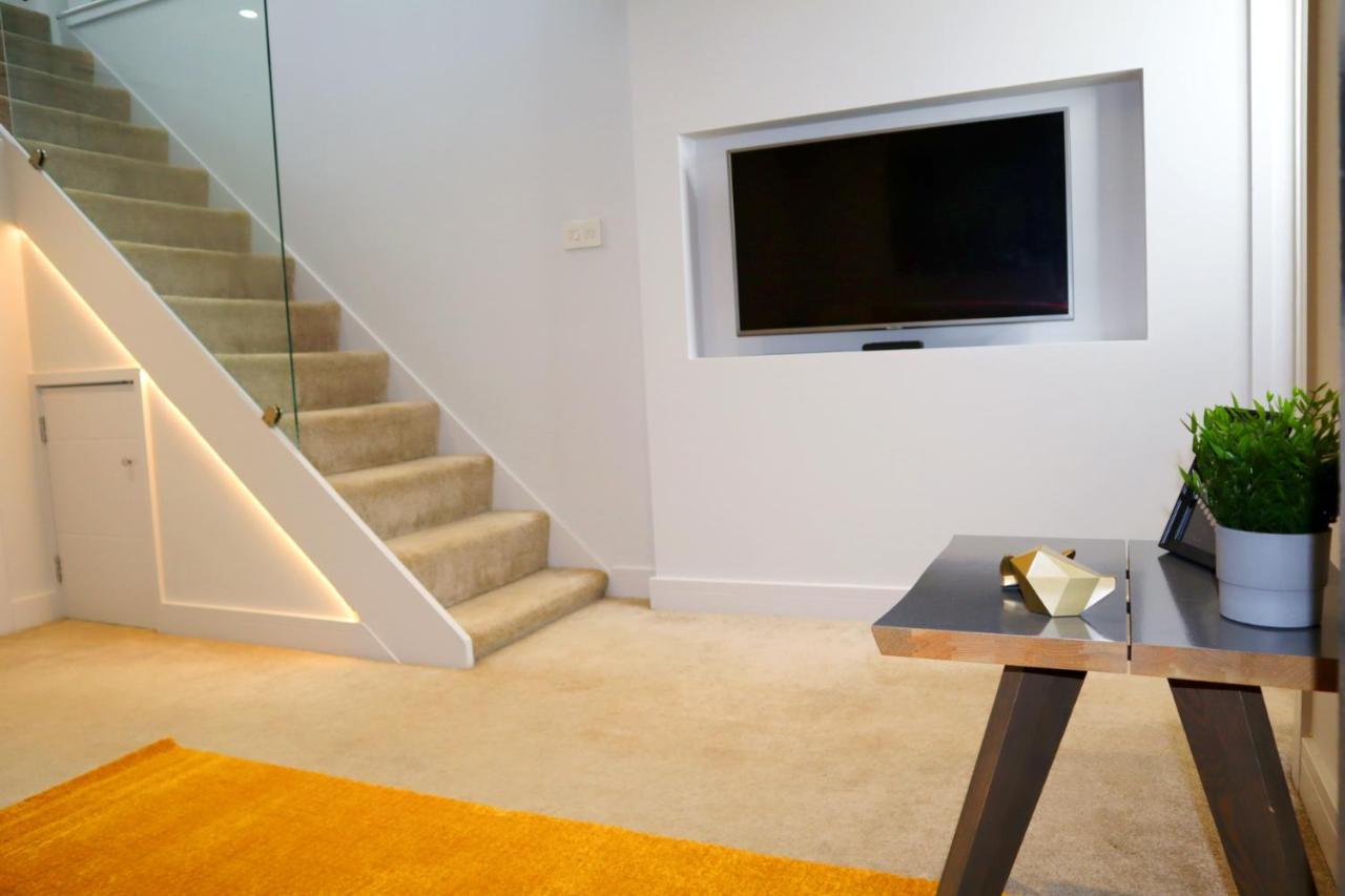 Trendy Urban Industrial Apartment - Great Location - Parking - Fast Wifi - Smart Tv - Beautiful 2 Double Bedroom Apartment Sleeps Up To 4! Μπόρνμουθ Εξωτερικό φωτογραφία