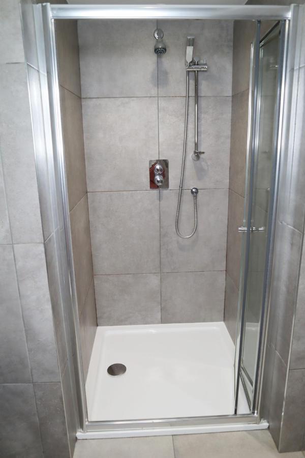 Trendy Urban Industrial Apartment - Great Location - Parking - Fast Wifi - Smart Tv - Beautiful 2 Double Bedroom Apartment Sleeps Up To 4! Μπόρνμουθ Εξωτερικό φωτογραφία