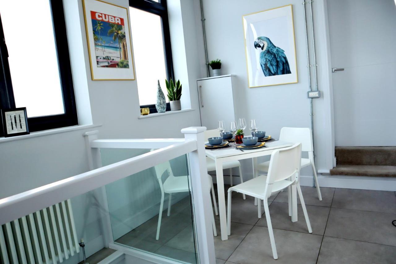 Trendy Urban Industrial Apartment - Great Location - Parking - Fast Wifi - Smart Tv - Beautiful 2 Double Bedroom Apartment Sleeps Up To 4! Μπόρνμουθ Εξωτερικό φωτογραφία